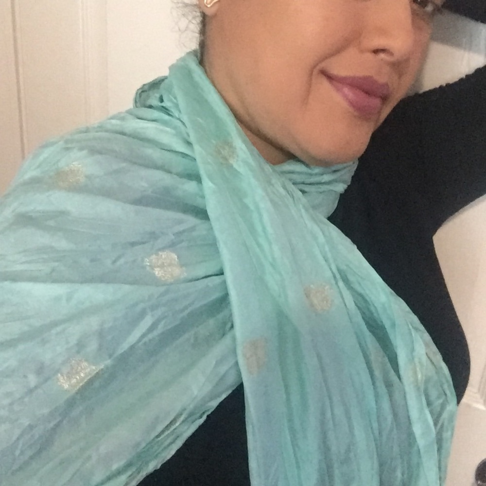 Scarf in good condition aqua color